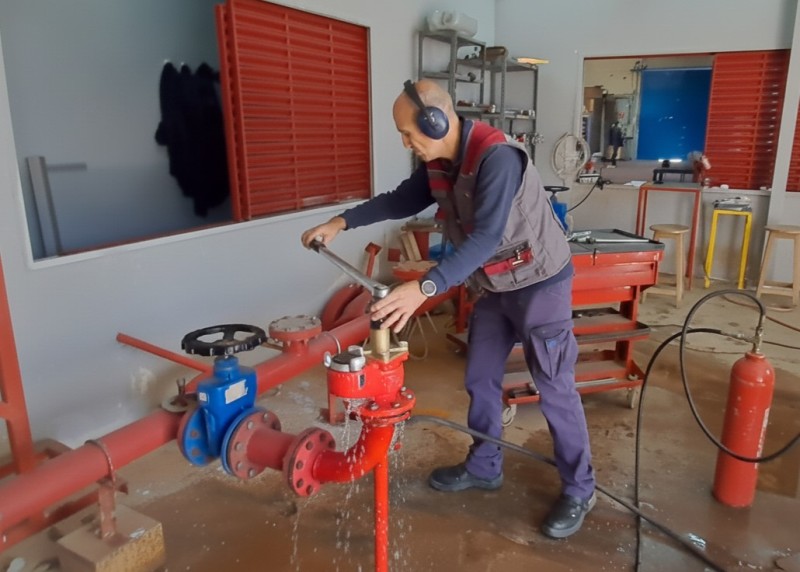 Sistemas de protección activa contra incendios instalados en edificio comercial — detectores, rociadores y panel de alarma. Active fire protection systems installed in a commercial building — detectors, sprinklers, and alarm panel.
